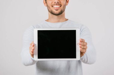 Yatay tabletli genç adam. Yüksek kalite fotoğraf