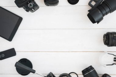 Üst düzey profesyonel aksesuarlar beyaz ahşap masa. Yüksek kalite fotoğraf