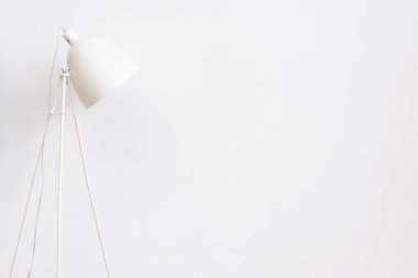 Minimalist beyaz zemin lambası. Yüksek kalite fotoğraf