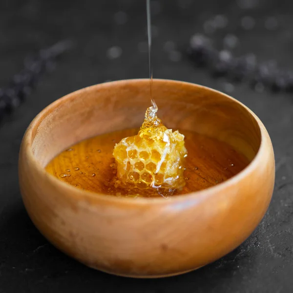 Deliciosa tigela de madeira favo de mel. Foto de alta qualidade — Fotografia de Stock