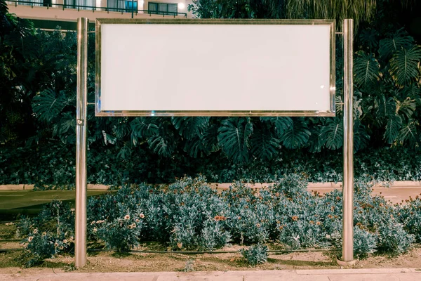 Boş dikdörtgen reklam panosu bahçesi. Yüksek kalite fotoğraf — Stok fotoğraf