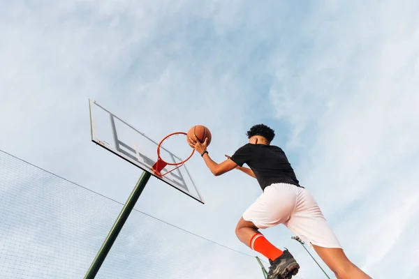 Menő sportos férfi kosárlabdát dob a karikába. Kiváló minőségű fénykép — Stock Fotó