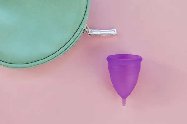 Top view menstruation kopp med toalett kit. Högkvalitativt foto — Stockfoto