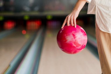 Kırmızı bowling topu tutan kişi. Yüksek kalite fotoğraf