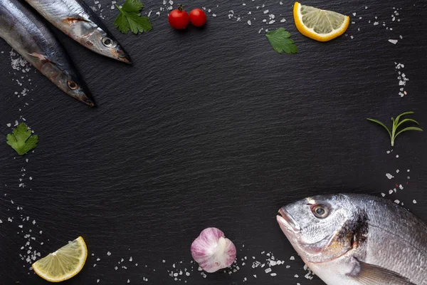 Marco con condimentos de pescado fresco. Foto de alta calidad —  Fotos de Stock