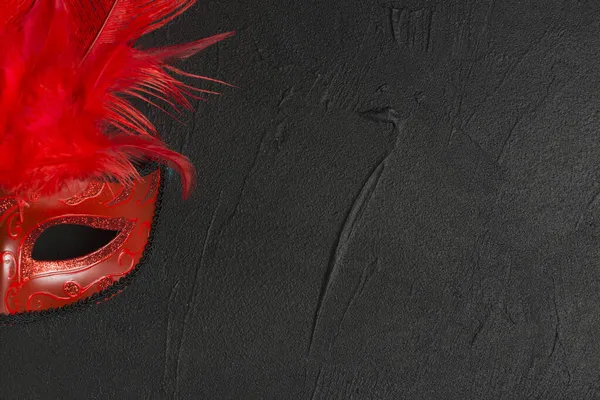 Rote Maske dunkler Tisch. Hochwertiges Foto — Stockfoto