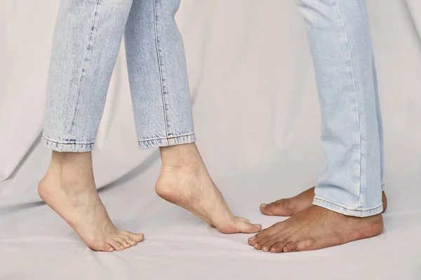 Vue de côté homme femme pieds nus. Photo de haute qualité — Photo