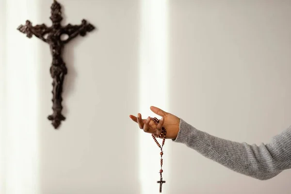 Religiosa rezando con rosarios en casa. Foto de alta calidad —  Fotos de Stock