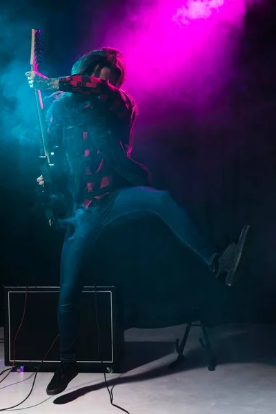 Gitar dansı yapan sanatçı. Yüksek kalite fotoğraf — Stok fotoğraf