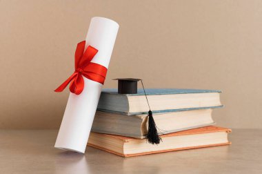 Eğitim diploması küçük mezuniyet şapkası. Yüksek kalite fotoğraf