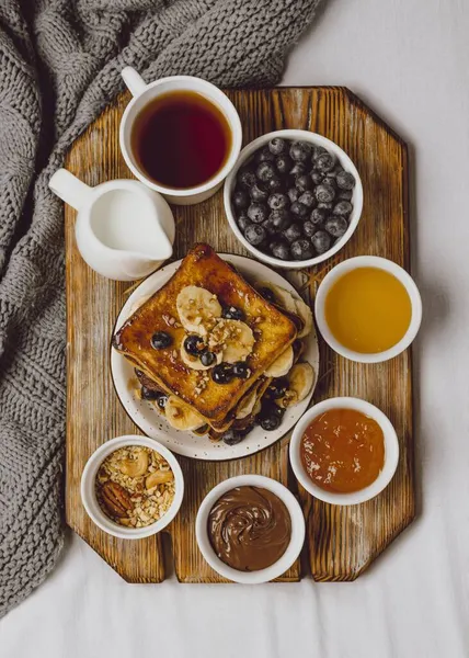 Top widok tosty śniadaniowe z borówkami bananowymi. Wysokiej jakości zdjęcie — Zdjęcie stockowe