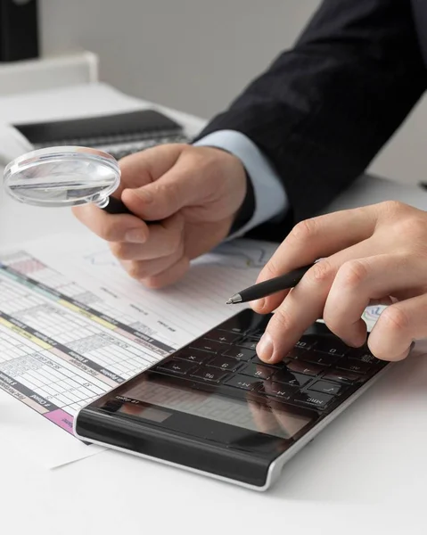 Hombre de negocios calculando números financieros. Foto de alta calidad — Foto de Stock
