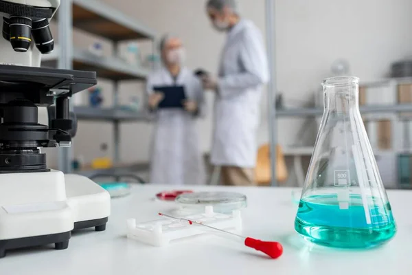 Cientistas embaçados de tiro médio discutindo. Foto de alta qualidade — Fotografia de Stock