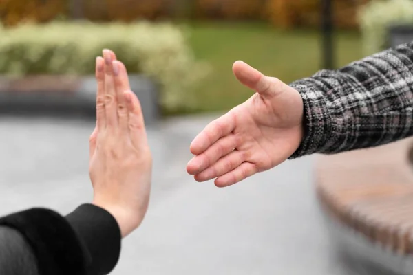 Osoba odmawiająca uścisku dłoni. Wysokiej jakości zdjęcie — Zdjęcie stockowe