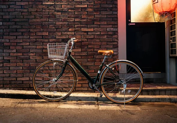 Altes Fahrrad mit braunen Details. Hochwertiges Foto — Stockfoto