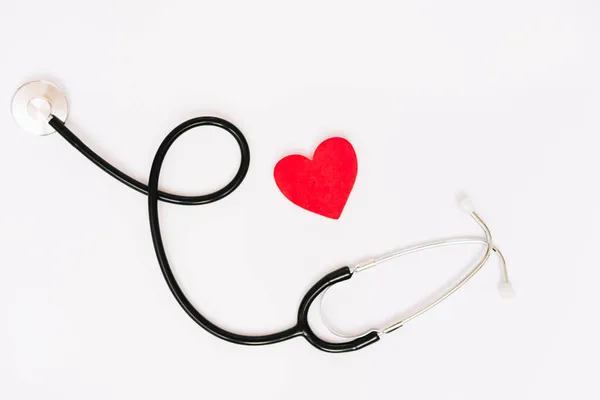 聴診器の近くの紙の心臓。高品質の写真 — ストック写真