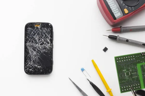 Top view broken phone with electronic tools. High quality photo — Stock Photo, Image