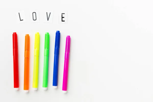 Regnbågsmarkörer stolthet kärlek. Högkvalitativt foto — Stockfoto
