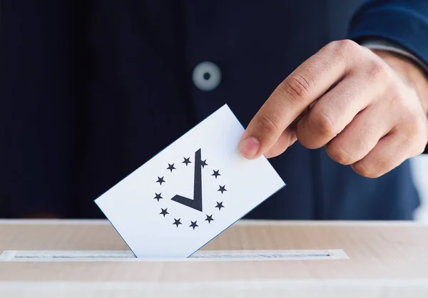 Adam oy sandığını kapatıyor. Yüksek kalite fotoğraf — Stok fotoğraf