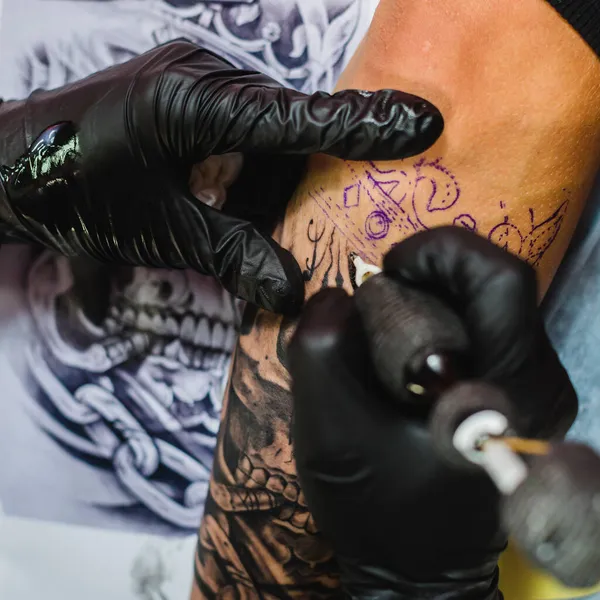 Hands gloves doing tattoo. High quality photo — Stock Photo, Image