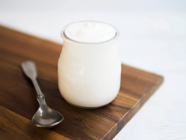 Läcker naturlig yoghurt behållare. Högkvalitativt foto — Stockfoto