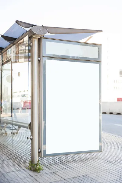 Parada de autobús con cartelera en blanco. Foto de alta calidad —  Fotos de Stock