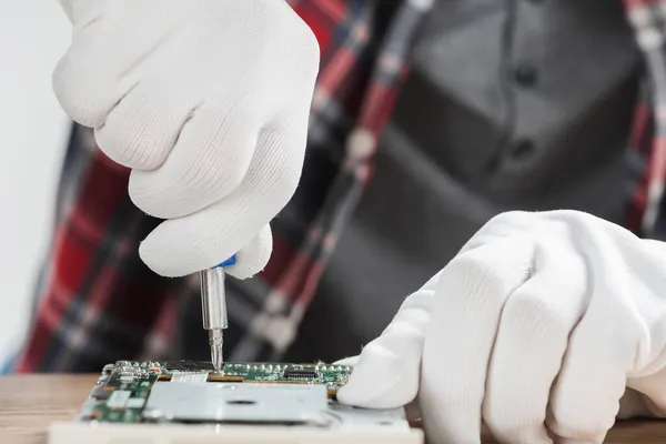 Technician repairing computer motherboard with screwdriver. High quality photo — Stock Photo, Image