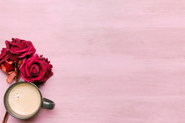 Taza de café con mesa de rosas rojas. Foto de alta calidad — Foto de Stock
