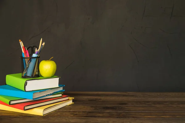 Mesa de libros de apilamiento de manzana estacionaria. Foto de alta calidad —  Fotos de Stock