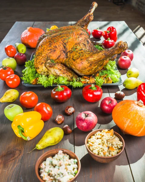 Dinde rôtie avec table en bois de légumes. Photo de haute qualité — Photo