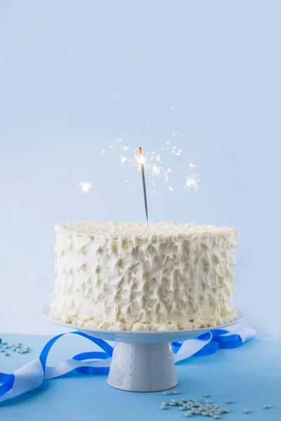 Torta di compleanno bianca con sparkler in fiamme. Foto di alta qualità — Foto Stock