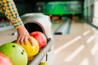 Bowling topunu alan kişi. Yüksek kalite fotoğraf