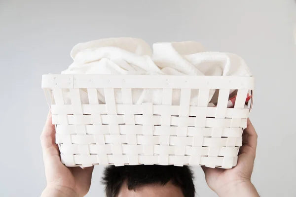 Persona vista frontal que sostiene la cabeza de la cesta de lavandería. Foto de alta calidad — Foto de Stock