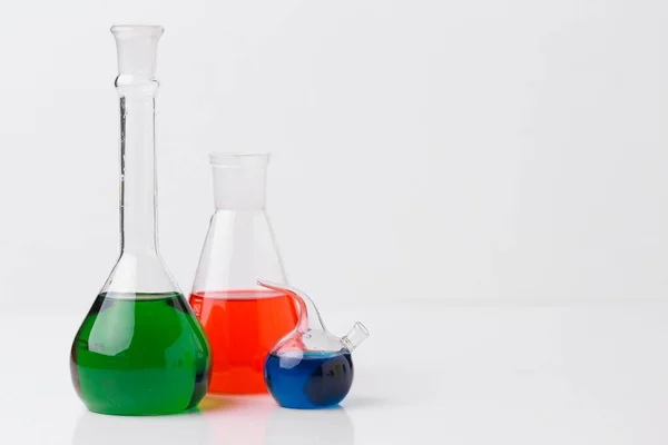 Edessä näkymä tieteen elementtejä kemikaaleja järjestely kopioi tilaa. Laadukas kuva — kuvapankkivalokuva