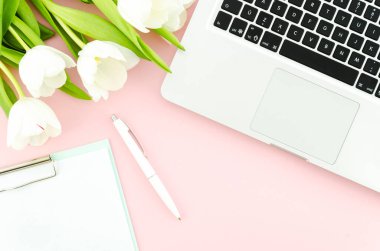Lale panosu olan bir laptop. Yüksek kalite fotoğraf
