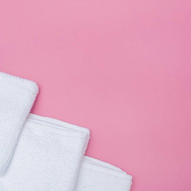 Yüksek açılı beyaz havlular pembe arka plan. Yüksek kalite fotoğraf