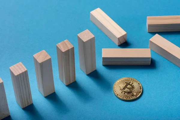 Vysoký úhel domino kusů s bitcoinem. Kvalitní fotografie — Stock fotografie