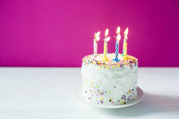 Torta di compleanno fatta in casa con candele. Foto di alta qualità — Foto Stock