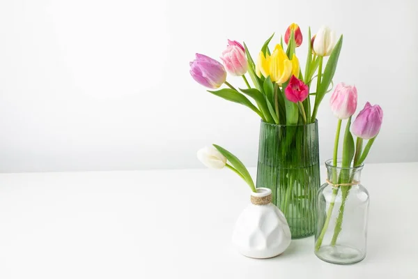 Table de tulipes vase. Photo de haute qualité — Photo