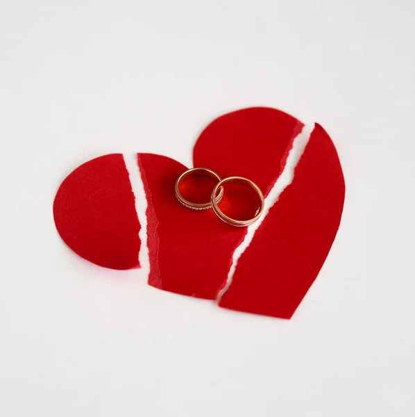 Брак кольца бумаги сердце разбито. Высокое качество фото — стоковое фото