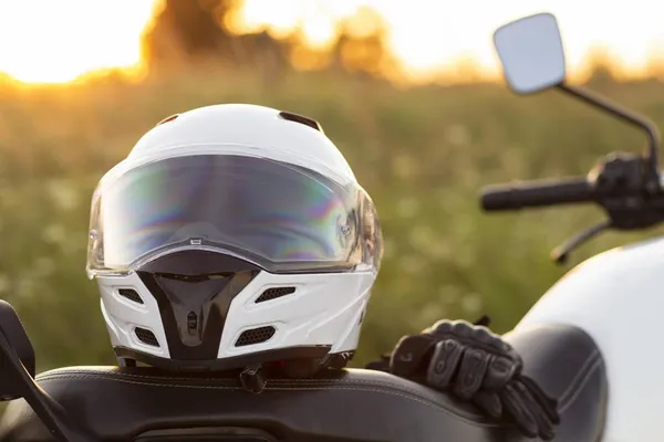 Casque de moto vue de face vélo assis. Photo de haute qualité — Photo