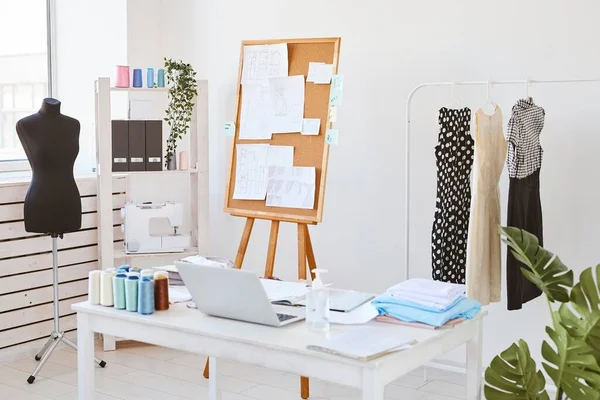 Moda atelier idea mesa escritorio línea de ropa. Foto de alta calidad —  Fotos de Stock