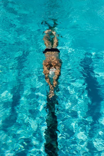 Hochwinkel männlichen Schwimmer Schwimmbad. Hochwertiges Foto — Stockfoto