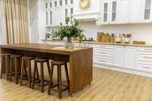 Muebles de madera de diseño interior de cocina. Foto de alta calidad — Foto de Stock