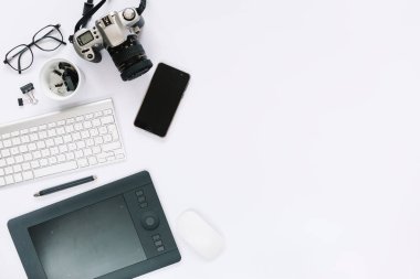 dijital fotoğraf makinesi dijital tablet klavye fare cep telefonu beyaz arkaplan. Yüksek kalite fotoğraf