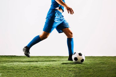 Kırpılmış futbolcu top oynuyor. Yüksek kalite fotoğraf