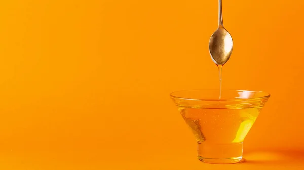 Honey dripping off spoon bowl. High quality photo — Stock Photo, Image
