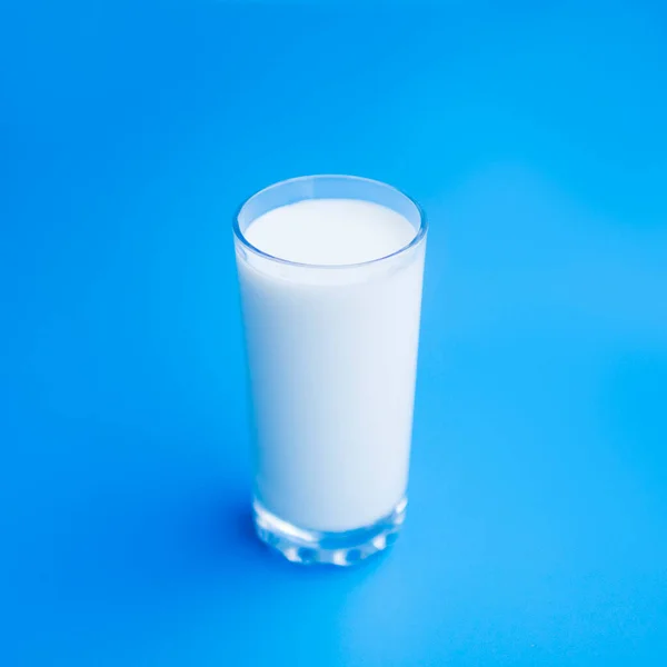 Vaso lleno de leche fresca. Foto de alta calidad — Foto de Stock