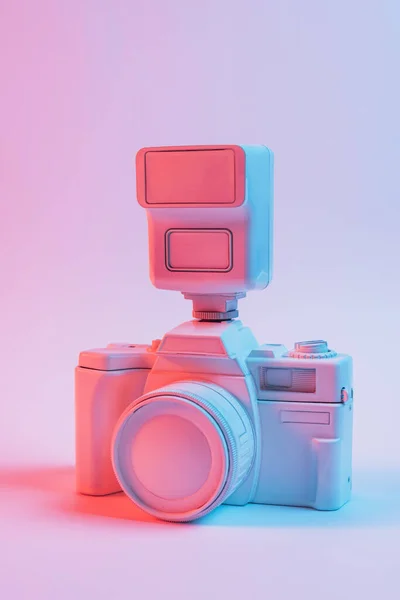 Vintage pink painted camera lens against pink backdrop. High quality photo — Stock Photo, Image