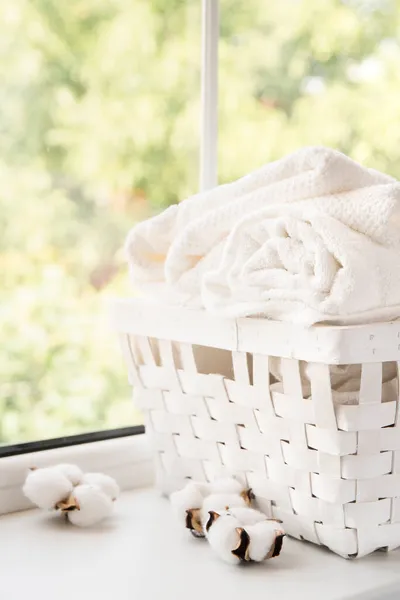 Ventana blanca cesta de la ropa. Foto de alta calidad — Foto de Stock